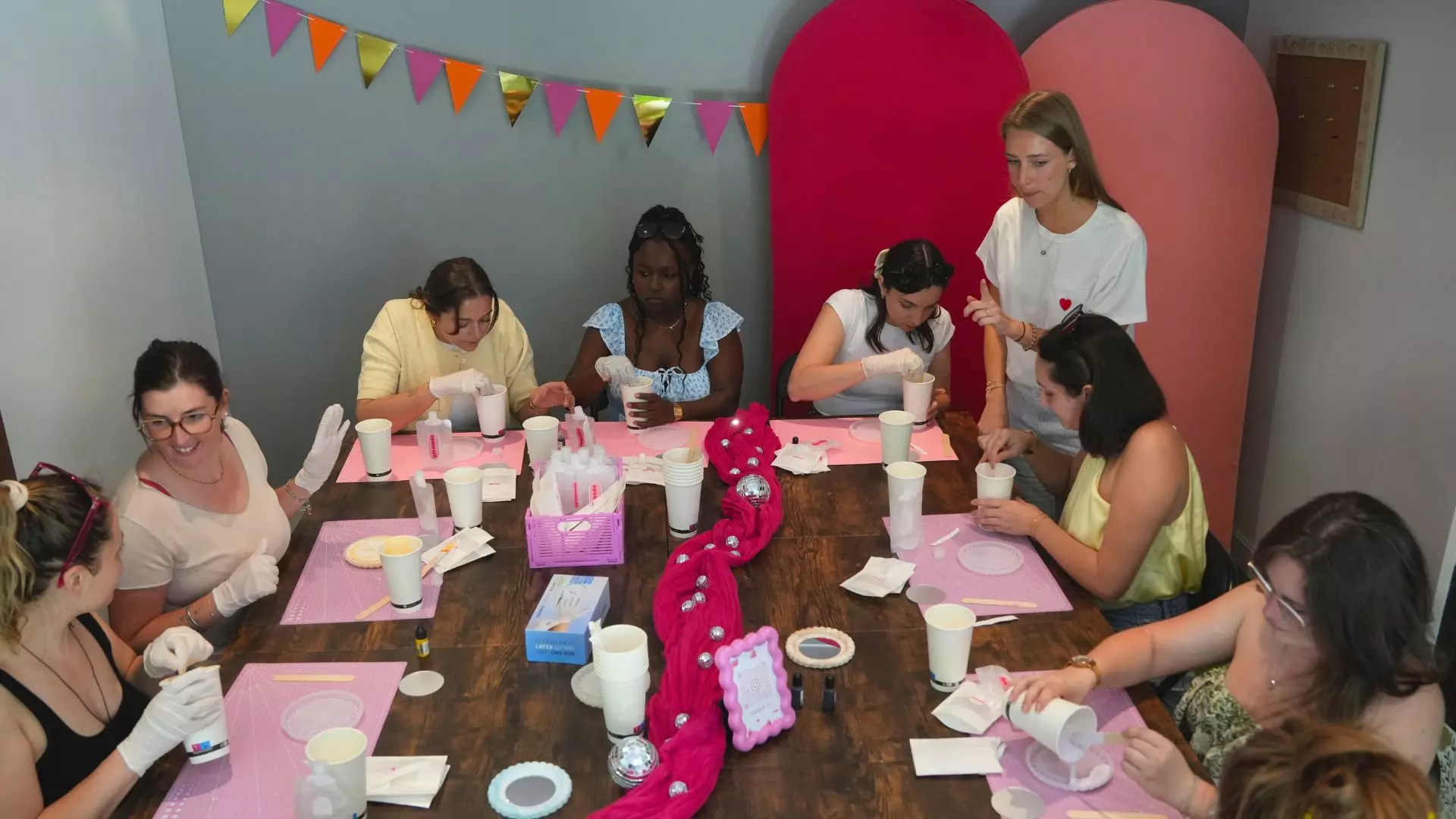 Atelier créatif Womade — femmes autour d'une table en train de créer